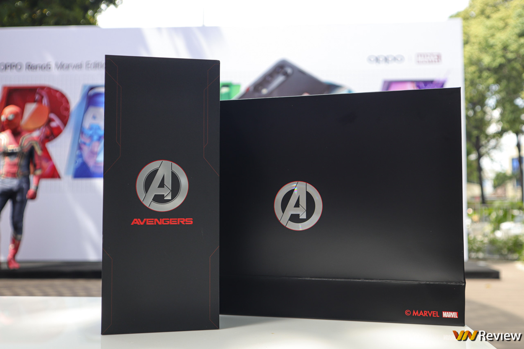 Trên tay Oppo Reno 5 Marvel Edition: Món quà thú vị cho các fan Avengers