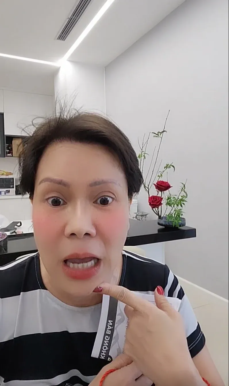 Bị nói bán hàng lừa đảo ngay trên sóng livestream, nghệ sĩ Việt Hương phản ứng ra sao?