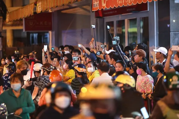 Đám đông phản cảm tại lễ viếng cố nghệ sĩ Vũ Linh: vô tâm livestream, vô tư cười nói, vỗ tay reo hò