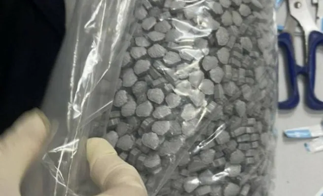 Báo Nhân dân: Ba tiếp viên Vietnam Airlines xách tay 10kg ma túy, thuốc lắc từ Pháp về Việt Nam
