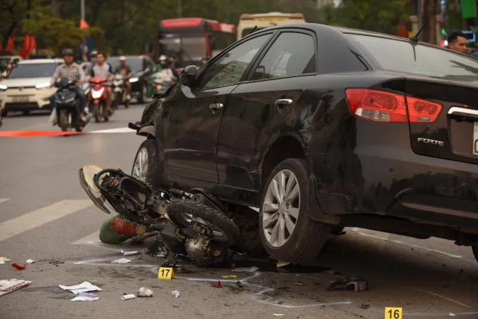 Khởi tố tài xế đâm 17 xe máy ở Hà Nội