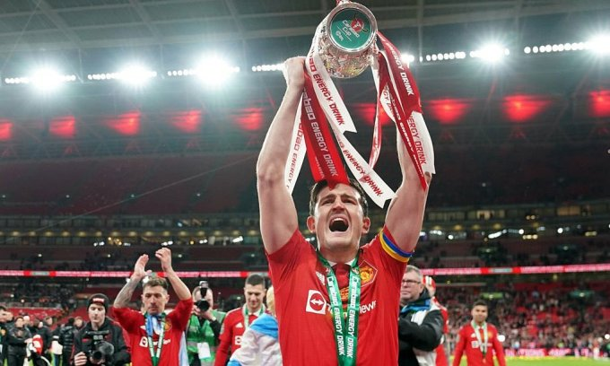 Man Utd tước băng đội trưởng của Harry Maguire