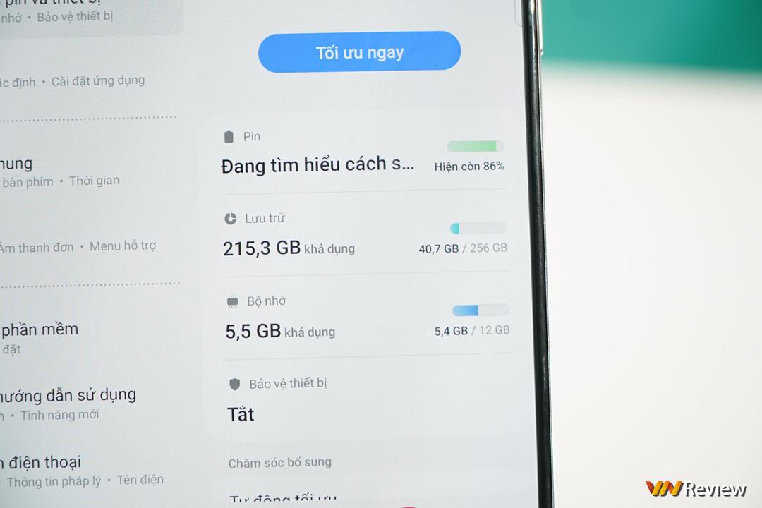 Trên tay Galaxy Z Fold 5: “bình” khít hơn và rượu cũng thơm hơn