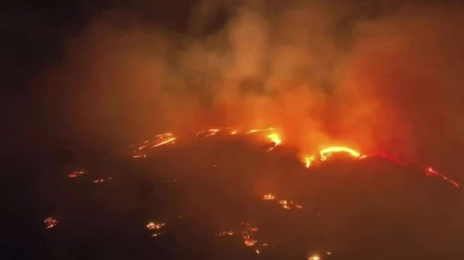 Cháy rừng kinh hoàng ở Hawaii: Một thị trấn bị lửa quét sạch, số người thiệt mạng tăng nhanh
