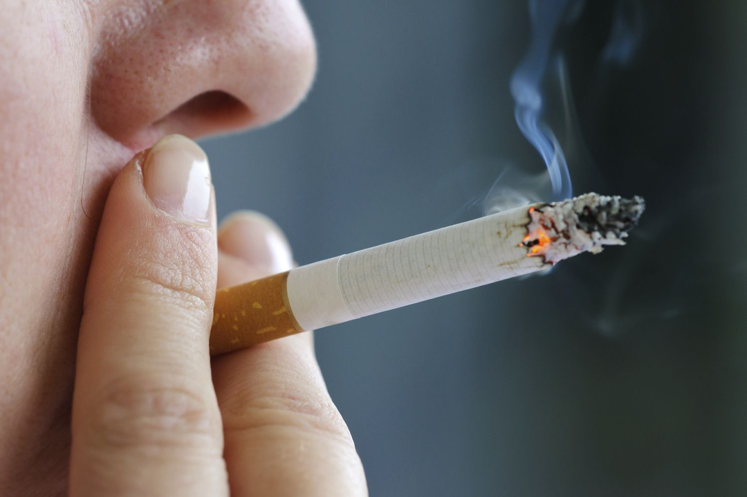 Chính phủ Anh xem xét cấm hút thuốc lá