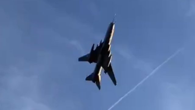 Của Nga hay Ukraine? Su-17 thời Liên Xô bất ngờ xuất hiện trên bầu trời Ukraine