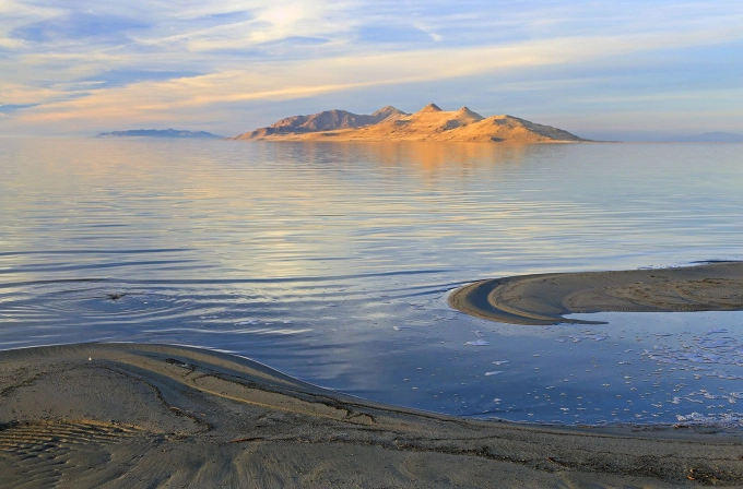 Hồ nước khô cạn "kêu cứu", các nhà khoa học muốn dẫn nước biển vào đất liền bằng đường ống 60 tỷ USD dài 1.300 km