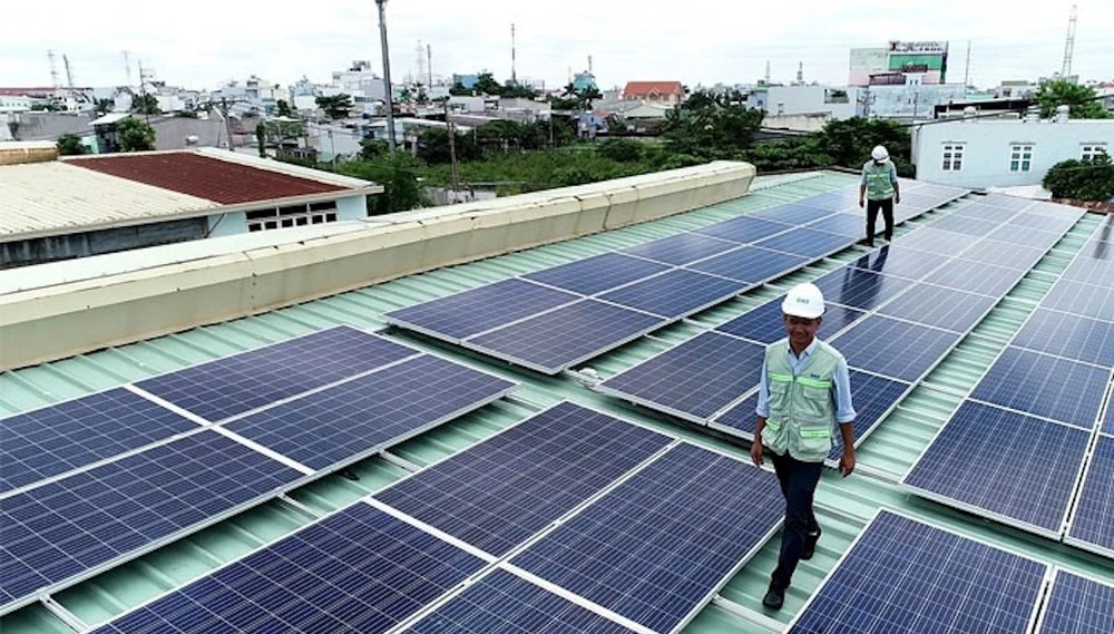 Quy định mới điện mặt trời mái nhà 2023: Điện dư thừa sẽ làm gì?