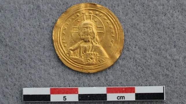 Đồng vàng 1.000 năm tuổi khắc hình Chúa Jesus