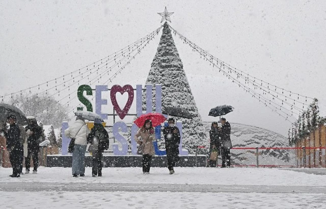 Hà Nội mặc áo cộc giữa mùa đông, còn Seoul thì tuyết rơi nhiều nhất trong hơn 40 năm