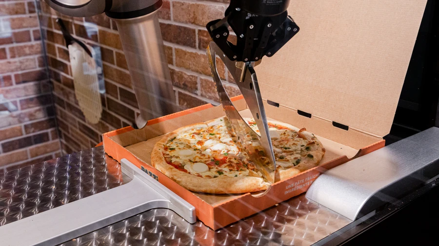 Đầu bếp robot đã có thể làm bánh pizza đãi bạn