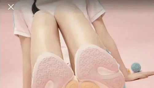 thumbnail - Áp phích quảng cáo giày nữ của Anta bị nghi ngờ có nội dung khiêu dâm!
