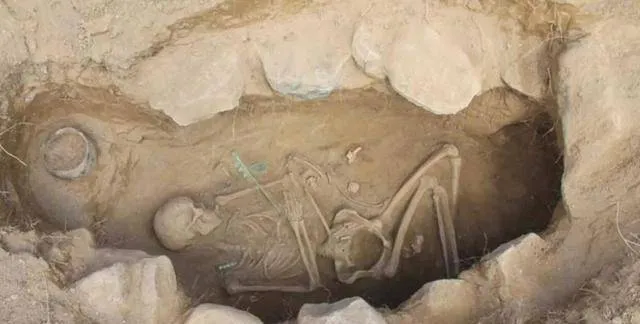 Vì sao chân các phi tần chôn trong mộ cổ lại bị tách ra? Điều gì đã xảy ra với họ trước khi chết?