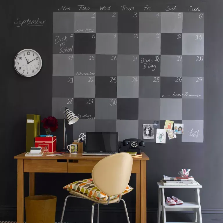 Bảng đen chỉ dành cho lớp học xưa rồi: 8 ý tưởng trang trí bảng đen “không đụng hàng” cho mọi không gian gia đình