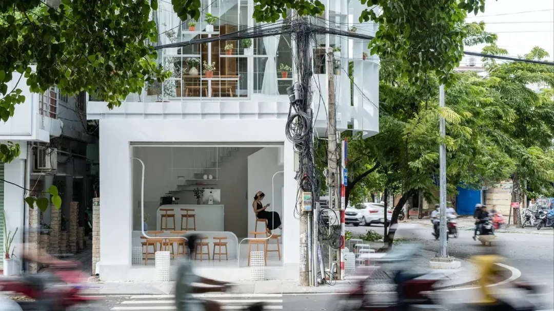 thumbnail - Ngôi nhà cũ tồi tàn được các kiến trúc sư “phù phép“ thành quán cafe ấn tượng
