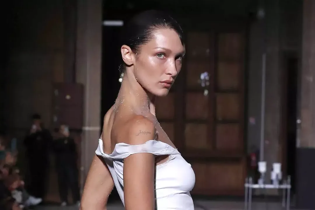 Khoa học vật liệu đằng sau màn trình diễn gần khỏa thân của Bella Hadid