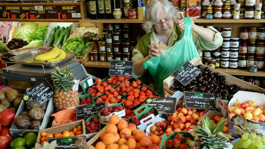 Pháp cấm mua trái cây, rau củ bằng túi ni lông từ năm 2022