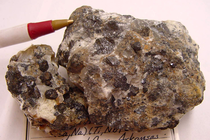 Kim cương cực hiếm từ sâu trong lòng Trái đất chứa khoáng chất chưa từng thấy trước đây