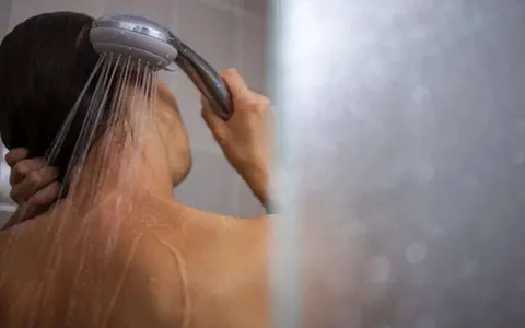 thumbnail - F0 tắm có khiến bệnh trở nặng?