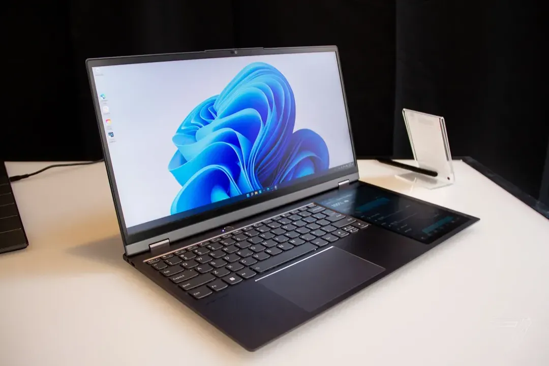 Lenovo công bố laptop 17 inch tỷ lệ cực dị, có màn hình thứ hai 8 inch nằm cạnh bàn phím còn dị hơn