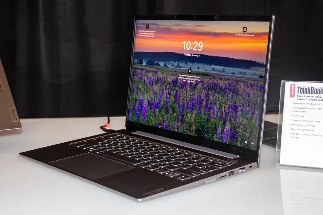 Lenovo công bố laptop 17 inch tỷ lệ cực dị, có màn hình thứ hai 8 inch nằm cạnh bàn phím còn dị hơn