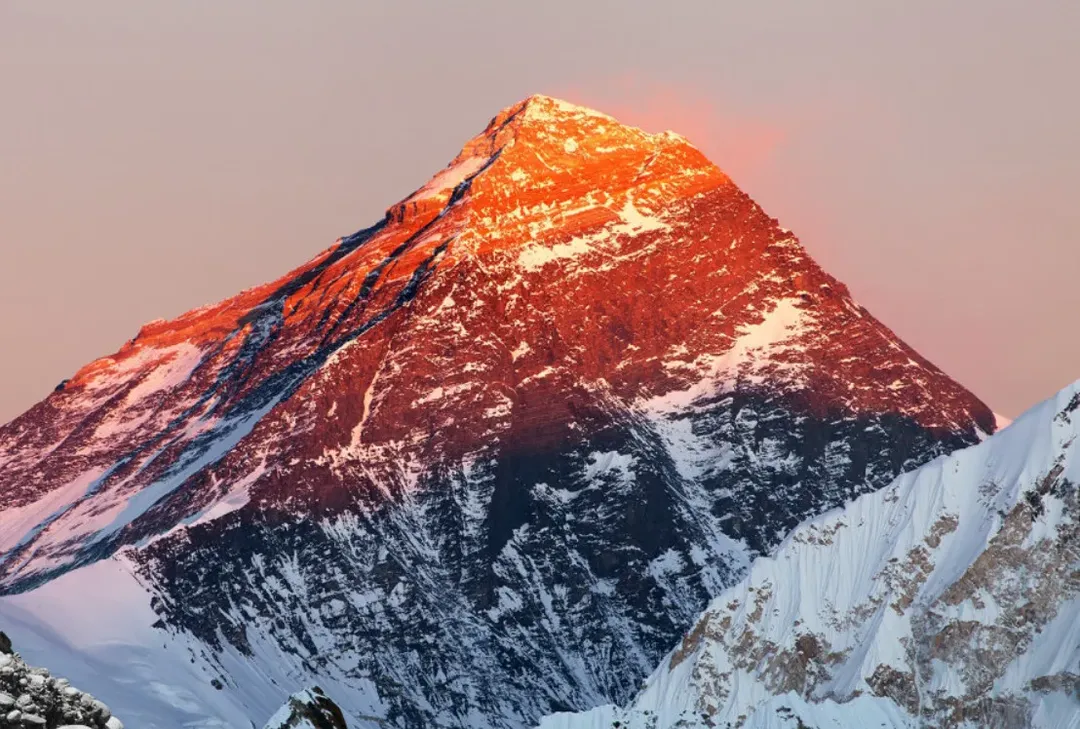 Băng trên đỉnh núi cao nhất thế giới Everest đang tan chảy nhanh chóng