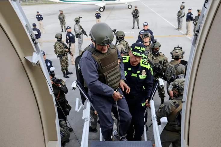 Trùm ma túy số 1 Colombia bị dẫn độ sang Mỹ: mặc áo giáp, mũ sắt, xích chân tay mà họng súng không rời một phút