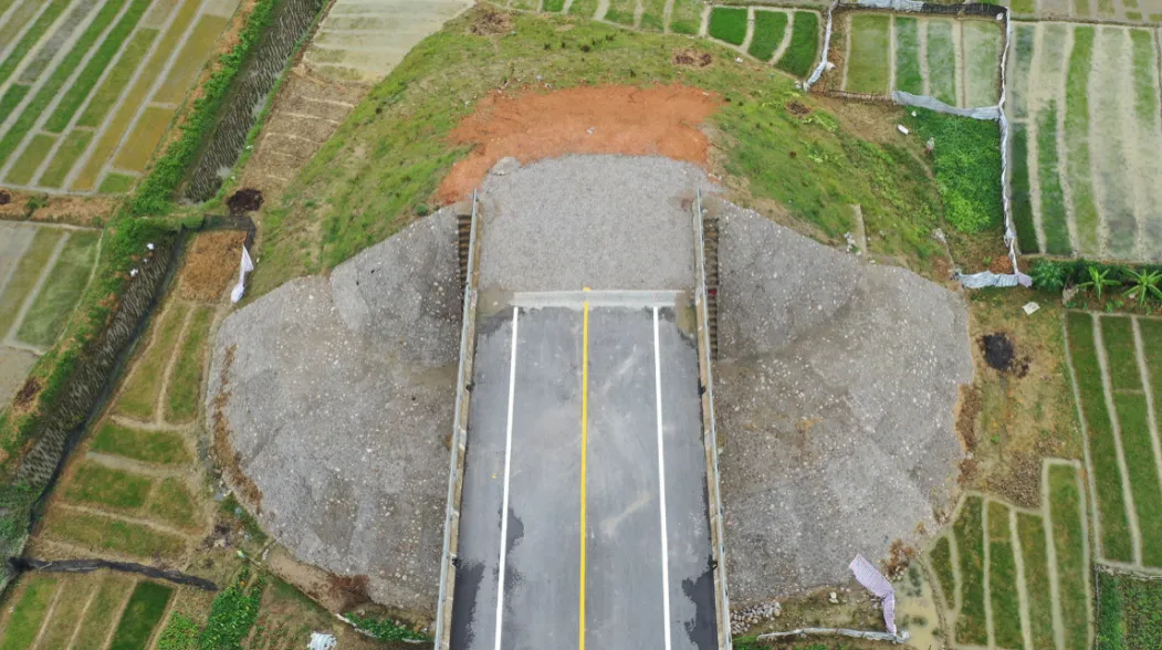 Cầu Xuân Cẩm, cây cầu vô duyên 'nhất quả đất': Làm xầu xong không có đường đi