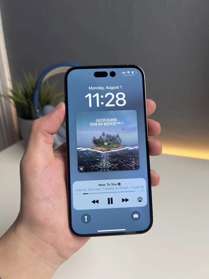 iPhone 14 series phiên bản màn hình dấu chấm than và màn hình tai thỏ khác gì nhau?