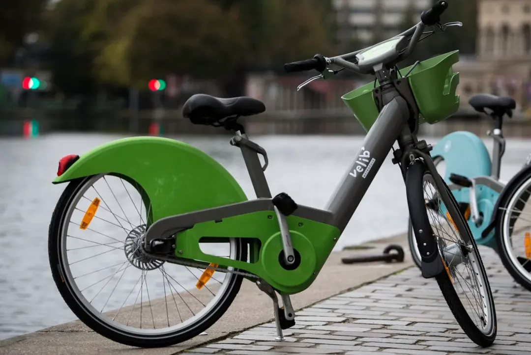 thumbnail - Pháp trợ cấp gần 4000 USD cho những người chấp nhận đổi xe hơi lấy xe đạp điện