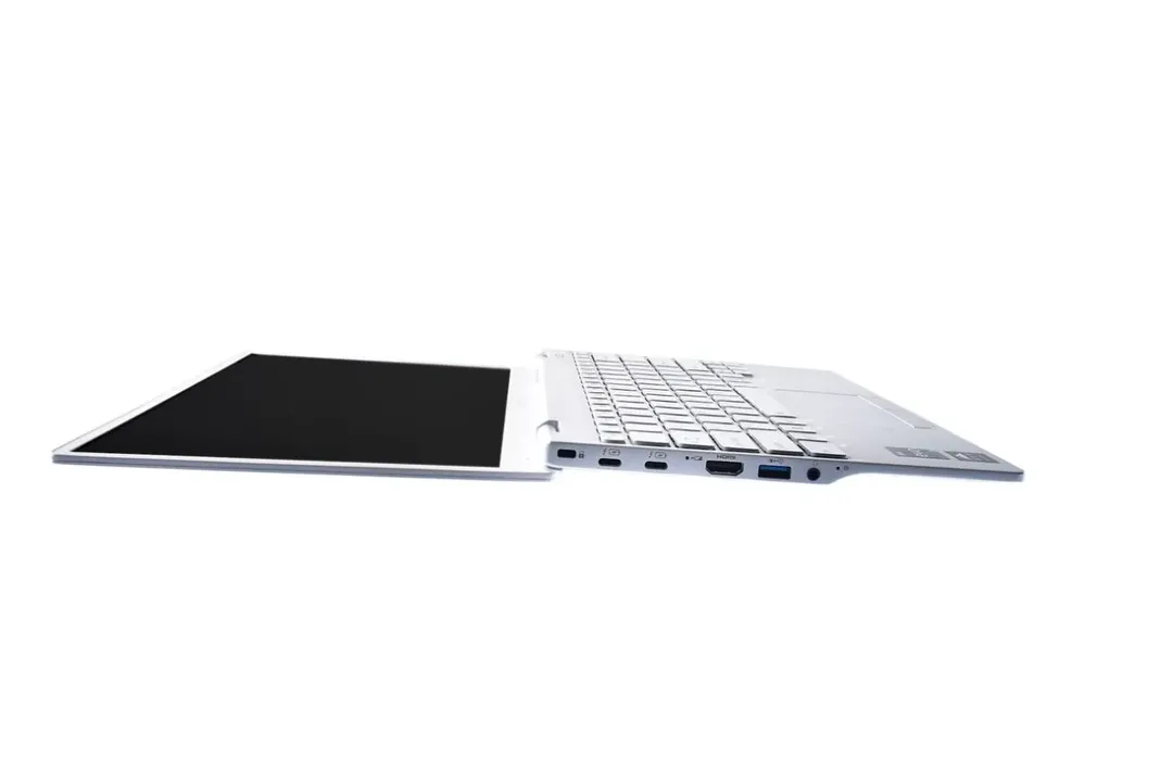 thumbnail - Fujitsu ra mắt laptop siêu nhẹ UH-X Series 2022: nặng chỉ 878g, chip Intel Gen 12, độ bền chuẩn quân sự