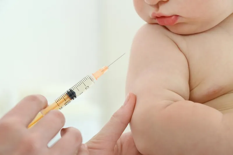 Vì sao không nên trì hoãn tiêm vaccine cho bé? Lợi ích của tiêm vaccine