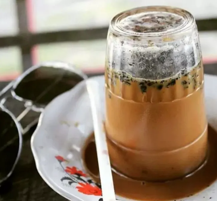 Kupi Khop - phong cách uống cà phê úp ngược ly độc đáo của Indonesia