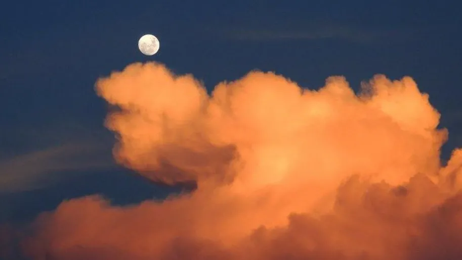 Tại sao thỉnh thoảng chúng ta có thể nhìn thấy Mặt Trăng vào ban ngày?