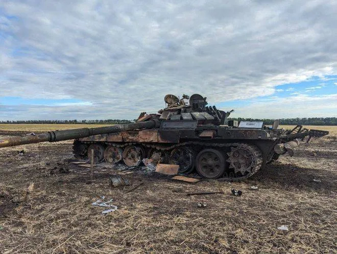 Hình ảnh điên rồ của chiến tranh: Binh sĩ Ukraine một mình phá hủy một chiếc xe tăng Nga. Binh sĩ Nga ném bom tấn bằng tay không