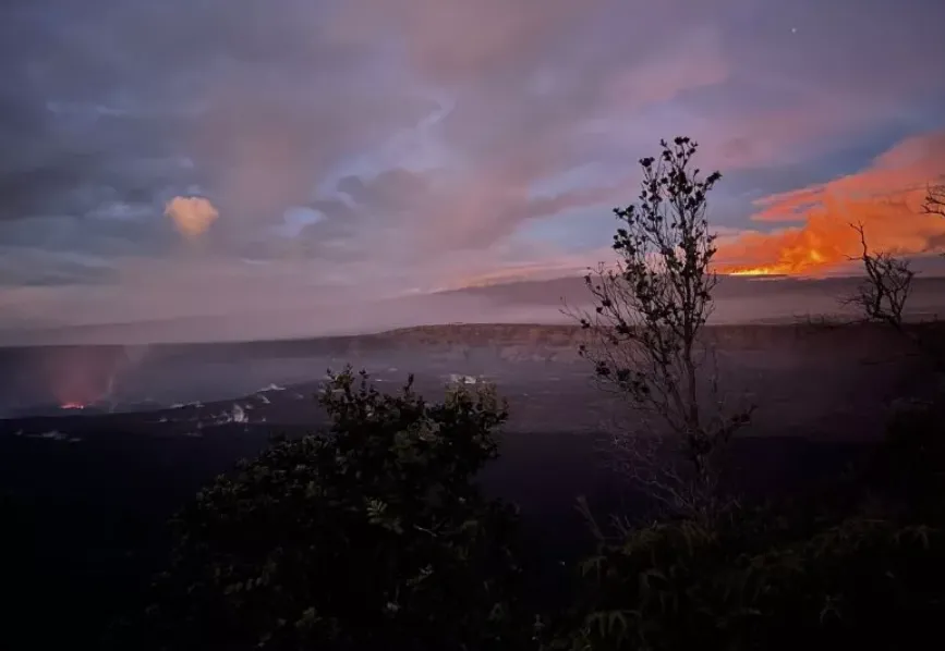 Kẻ hủy diệt Mauna Loa phun trào: dung nham cao hơn 60 mét, biến một vùng thành Hỏa Diệm Sơn, nhuộm đỏ 1 góc trời