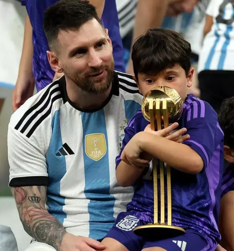 Cư dân mạng thích thú với khoảnh khắc Messi chụp hình cho nóc nhà sau khi nhận cúp