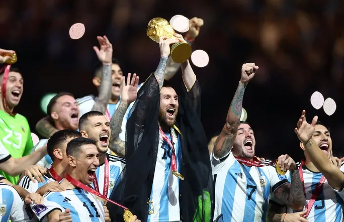 Messi chơi lớn, tặng 35 iPhone mạ vàng 24K cho đồng đội tuyển Argentina