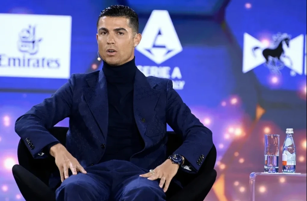 Cristiano Ronaldo vỗ mặt FIFA và Messi trong tuyên bố mới