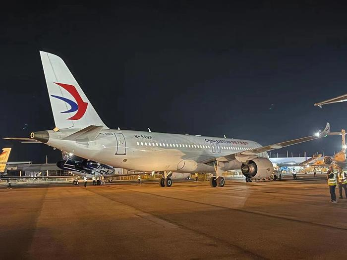 Máy bay chở khách Trung Quốc cạnh tranh với Boeing, Airbus lần đầu xuất ngoại