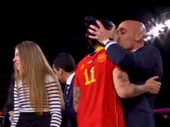 Diễn biến mới vụ chủ tịch Liên đoàn Bóng đá Tây Ban Nha cưỡng hôn cầu thủ nữ