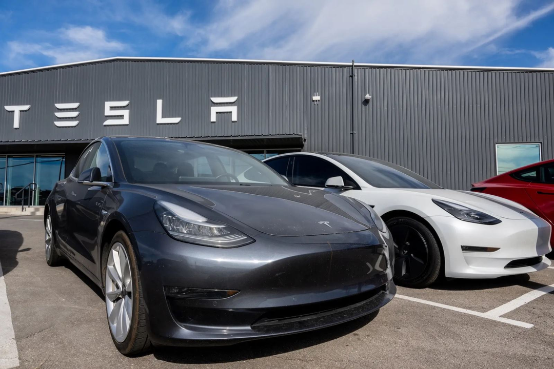 Hiện đại hóa hại điện: Mắc kẹt trong cái nóng 46 độ vì xe Tesla cập nhật phần mềm