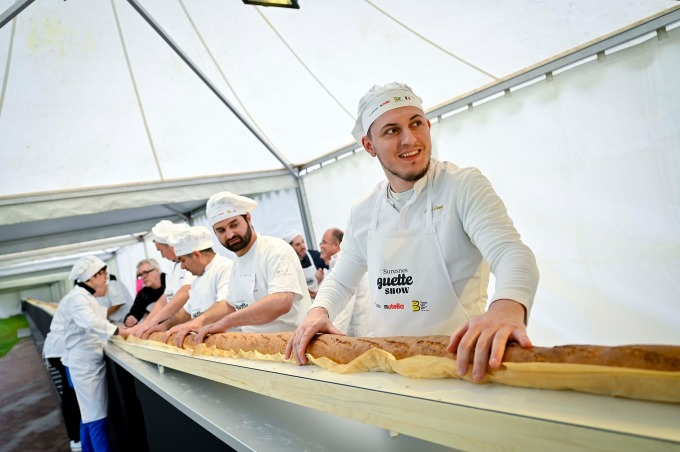 Chiêm ngưỡng chiếc bánh mì dài 140m phá kỷ lục thế giới