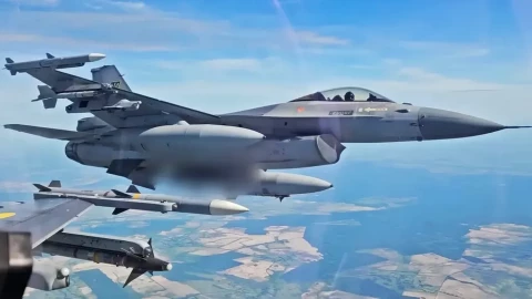 F-16 Ukraine "đói" tên lửa Sidewinder hơn 3 tuần: Phi công liều mình chống drone