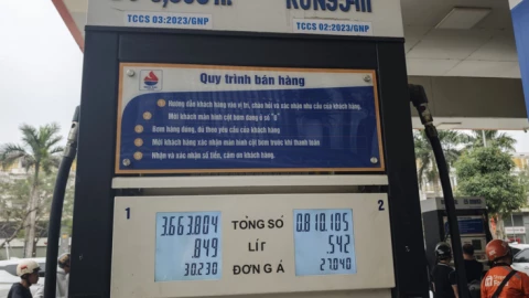 Giá xăng dầu tăng tại Việt Nam vừa tăng gần 5.000 đồng, lên hơn 27.000 đồng/lít