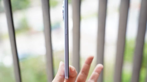 Trên tay HONOR X8d: smartphone pin tới 7.000mAh mà mỏng nhẹ bất ngờ, có cả nút AI vật lý, hàng tá tính năng AI độc lạ