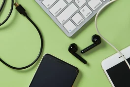 8 phụ kiện điện thoại không nên mua đồ giá rẻ