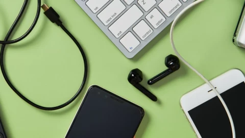 8 phụ kiện điện thoại không nên mua đồ giá rẻ