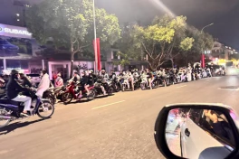 Tại sao tăng giá xăng dầu lúc nửa đêm?