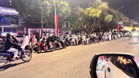 Tại sao tăng giá xăng dầu lúc nửa đêm?